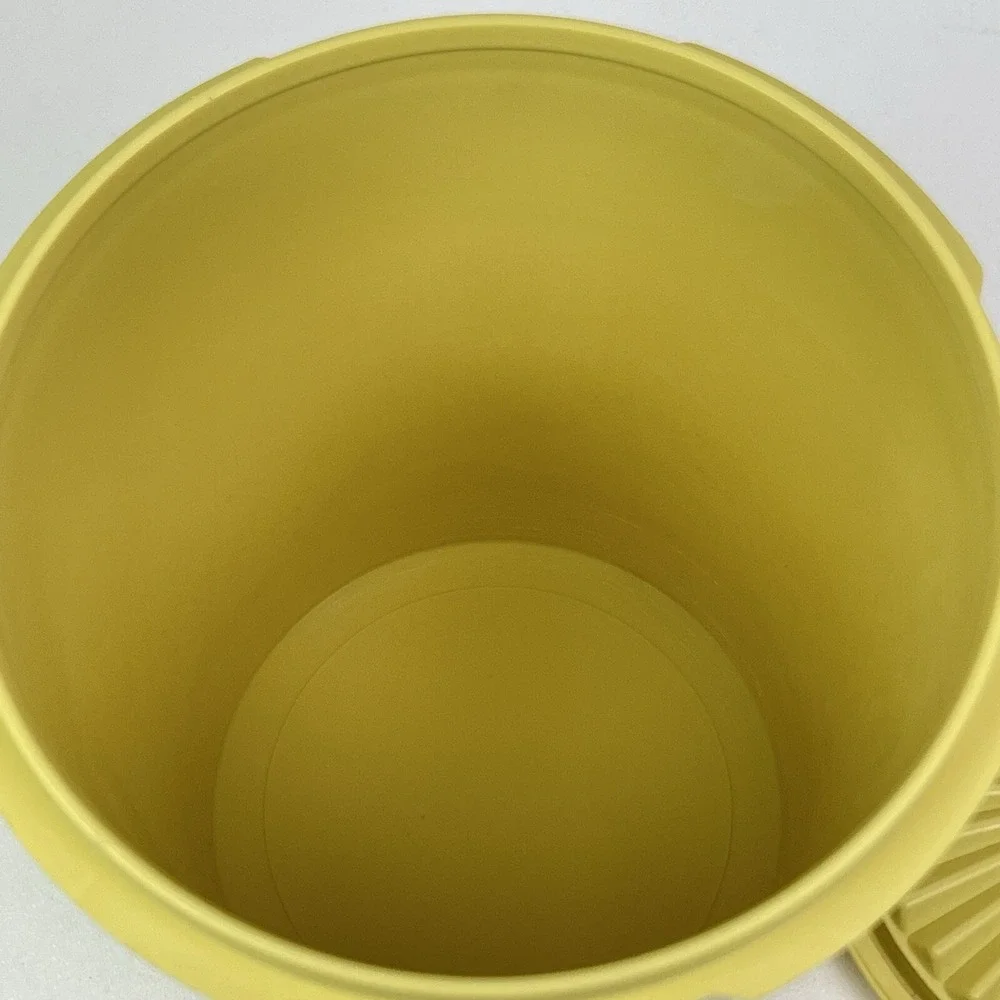 Vintage Servalier 5 Cup Harvest Gold Tupperware Canister With Lid 811-3